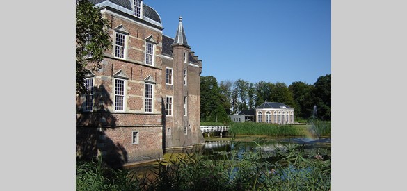 Kasteel Ruurlo met de in 2002 herbouwde Orangerie uit 1879