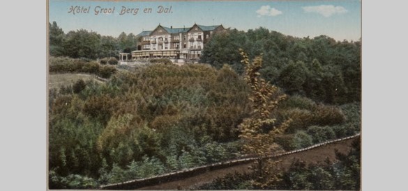 Hotel Groot Berg en Dal op prentbrief, ca 1909-1910