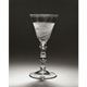 Kelkglas met voet, tekst: ‘HET WELVAAREN VAN DE PLANTAGIE KLEINSLUST’ © Museum Arnhem