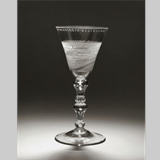 Kelkglas met voet, tekst: ‘HET WELVAAREN VAN DE PLANTAGIE KLEINSLUST’ © Museum Arnhem