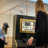 Twee leerlingen spelen de VR Game Schatkamers van Gelderland © Erfgoed Gelderland