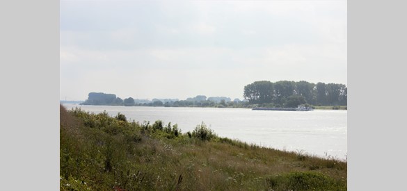 De Rijn bij Tolkamer in 2021. De rivier wordt nog steeds druk bevaren door vrachtschepen.