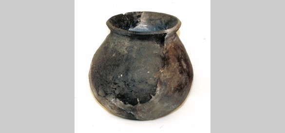 Een kogelpot (gebruikt als kookpot en voorraadpot) uit Ark uit de tweede helft van de dertiende eeuw / het begin van de veertiende eeuw.