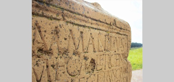 De replica van de grafsteen van de Romeinse soldaat Marcus Mallius. In de inscriptie in de steen is zijn naam goed te lezen.