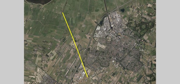 Het gedeelte van de Nieuwe Rijn dat vijf eeuwen geleden is gegraven ingetekend op een satellietfoto van Nijkerk.