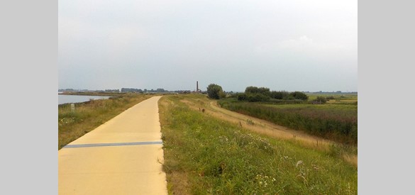 Het fietspad op de Zeedijk, met daarop de markering van het tracé waar het kanaal door de dijk had moeten gaan.