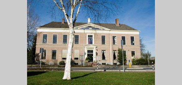 De voorgevel van het voormalige Nijkerkse weeshuis, Vetkamp 28.