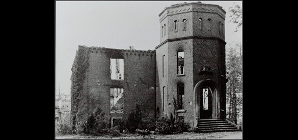 Oorlogsschade aan Kasteel Schuylenborg te Silvolde. Verwoest in maart 1945 en niet hersteld.