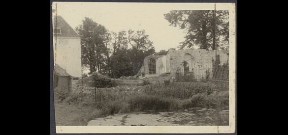 Oorlogsschade aan Kasteel Wisch in Terborg. Tweemaal gebombardeerd in 1944, later hersteld.