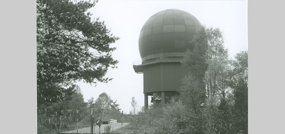De beschermingsbol van de Thomson Ares Medium Power Radar (MPR) van het AOCS in Nieuw-Milligen.