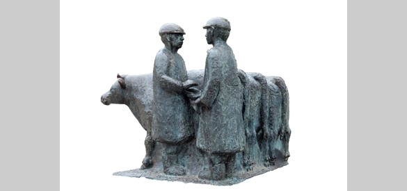 ‘Handelende boeren met koeien’, bronzen beeld van Julia van Verschuer, op 23 juli 1981 onthuld op het Plein in Nijkerk.