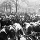 De wekelijkse veemarkt op maandagmorgen op het Plein in Nijkerk. © Archief Museum Nijkerk
