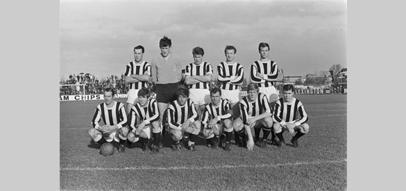 Het elftal van Vitesse tegen de Volewijckers op 12 november 1967. Vitesse won uit met 1-2.