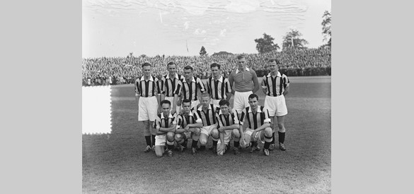 Het elftal van Vitesse tegen EVV Eindhoven op 17 juni 1953. De wedstrijd eindigde in 4-4.