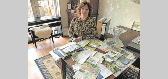 Lara en haar verzameling krantenknipsels