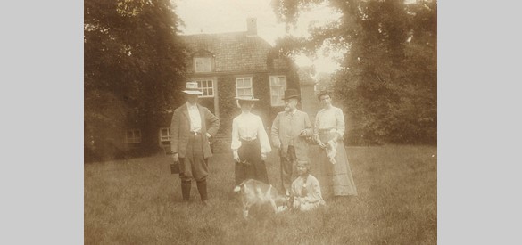 Victor de Stuers voor het huis en Alice met de geit in 1912. Het huis wacht op zijn restauratie.