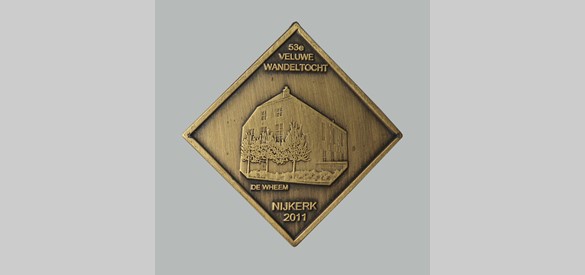 Medaille van de 53e Veluwe Wandeltocht (2011), met daarop De Oude Wheem.