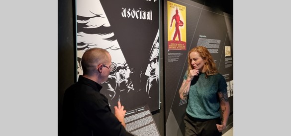 Anneke van Giersbergen tijdens haar bezoek aan het Vrijheidsmuseum