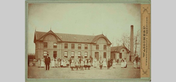 De Neerbossche Wasserij rond 1894. Alina Klein staat rechts op de voorste rij, zonder wit schort en muts.