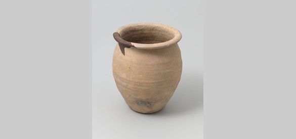 Urn van draaischijf aardewerk, gevonden in het Frankisch rijengrafveld