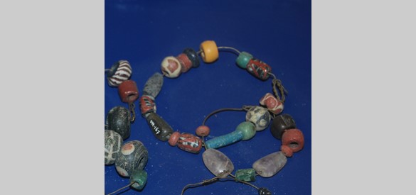 Kralensnoer met gekleurde glazen kralen, gevonden in het Frankisch rijengrafveld
