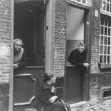 Een drietal bewoners voor hun woningen in de Ottengas, ca. 1930/1935 © RAN/PD