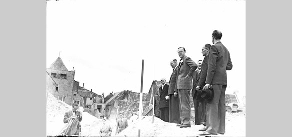 Prins Bernhard bezoekt in het kader van de wederopbouw Nijmegen in 1953 en bekijkt de bouw van het Groene Balkon