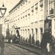 De oostzijde van de Priemstraat met in het midden Hotel Ariëns in vol bedrijf, ca. 1895 © Collectie RAN, PD
