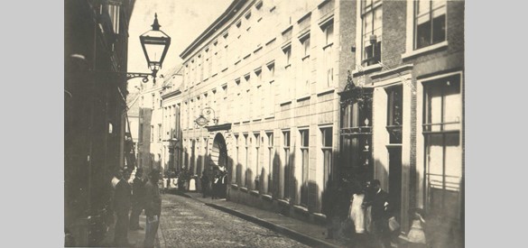 De oostzijde van de Priemstraat met in het midden Hotel Ariëns in vol bedrijf, ca. 1895