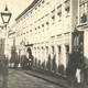 De oostzijde van de Priemstraat met in het midden Hotel Ariëns in vol bedrijf, ca. 1895 © Collectie RAN, PD