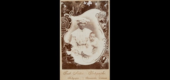 Francina de Neef met haar jongste kind, zoon Adriaan de Neef, Paramaribo in 1890