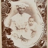 Francina de Neef met haar jongste kind, zoon Adriaan de Neef, Paramaribo in 1890 © Particuliere collectie