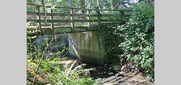 Een betonnen brug in de Willinkbeek