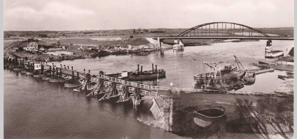 De nieuwe brug verving de schipbrug in 1952. Met de komst van de tram in 1881 werd de schipbrug daarvoor aangepast. Ook de verbindingsweg tussen Doesburg en Dieren, de Ellecomse dijk, werd toen verzwaard en versterkt.