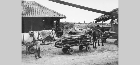 Paard en wagen bij de steenfabriek