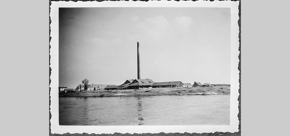 Steenfabriek met huizen aan de Rijn bij Renkum