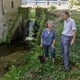 Frans en Hermien bij de waterval van de graanmolen © Jan van de Lagemaat