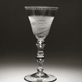 Kelkglas 'Het welvaaren van de plantagie Kleinslust', door Simon Jacob Sang, 18e eeuw © Museum Arnhem