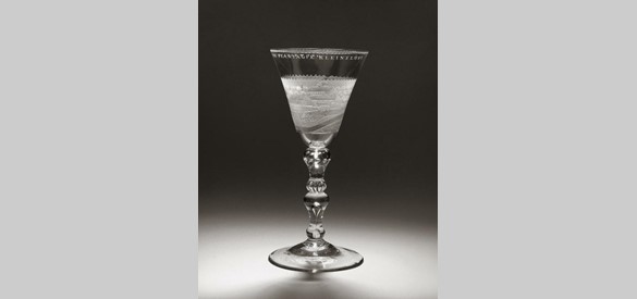 Kelkglas 'Het welvaaren van de plantagie Kleinslust', door Simon Jacob Sang, 18e eeuw