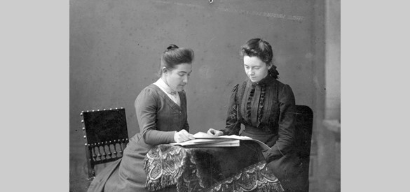 Françoise Wilhelmina Maria van der Borch met haar gouvernante, ca. 1910-1920