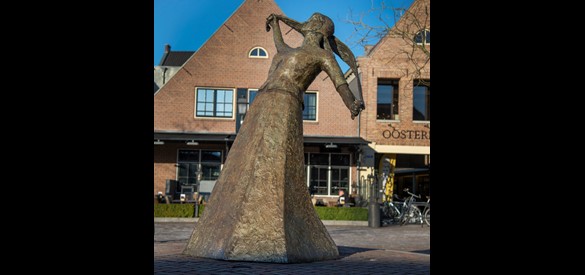 ‘Recht op de wind’, het beeld van Alice Helenklaken dat herinnert aan de Oostermolen.
