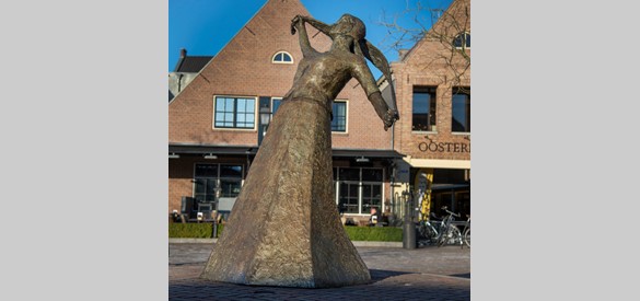 ‘Recht op de wind’, het beeld van Alice Helenklaken dat herinnert aan de Oostermolen.