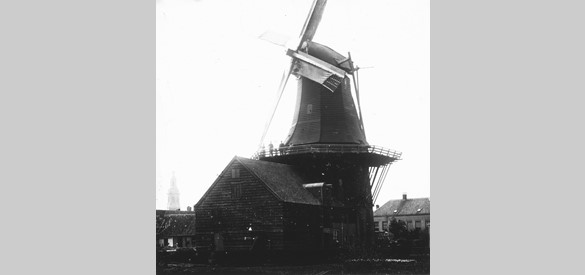 De Oostermolen vóór de brand van 1920. Foto (op glaspositief) gemaakt door Gerard Hana (1877-1958), vennoot van G.F. Callenbach (Uitgeverij-Binderij) en amateurfotograaf.