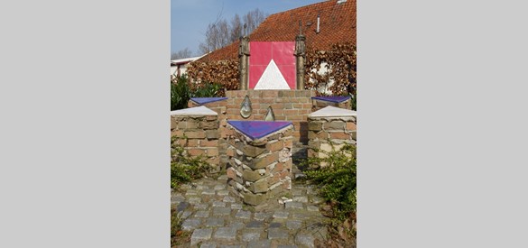 Joods Monument aan de Bruins Slotlaan in Nijkerk, met daarop de namen van de 48 Nijkerkse Joden die in de Tweede Wereldoorlog zijn vermoord. Onthuld op 9 april 2002, de dag dat wereldwijd de Shoah (de vernietiging van de Joden) wordt herdacht.