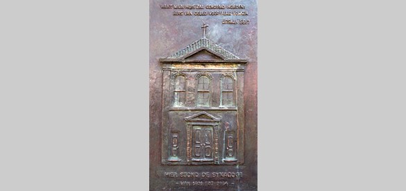 In 1801 wordt een nieuwe synagoge in gebruik genomen (Singel 9-11). Deze plaquette herinnert daaraan. De eerste Nijkerkse synagoge bevond zich op de zolder van Nieuwstraat 3.