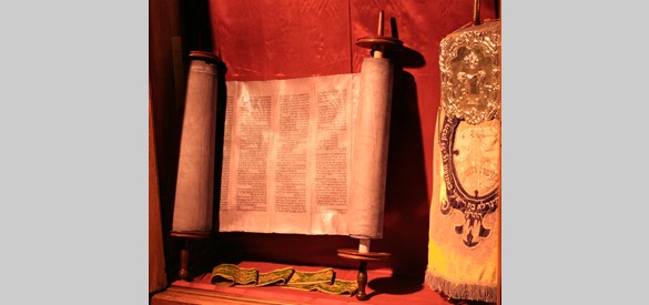De Joodse familie Italiaander brengt in de zeventiende eeuw uit hun geboorteland Italië deze zeldzame en waardevolle Sefer Tora mee (wetsrol met de vijf boeken van Mozes, geschreven op roodbruin hertenleer).