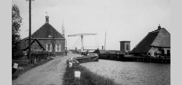 De in 1703 gebouwde stenen zeesluis aan de Arkervaart, gefotografeerd door Cecile Schueler in 1927.