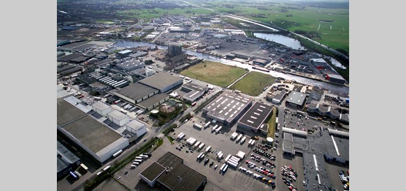 Luchtfoto van de Arkervaart in Nijkerk, met de aangrenzende industrieterreinen.