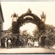 Ereboog in Rumpt ter ere van de inhuldiging van burgemeester Kolff in 1914 © prentbriefkaartencollectie Regionaal Archief Rivierenland