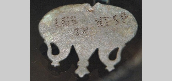 Bronzen, bladvormige hanger van paardentuig met de inscriptie LEG IX HISP, oftewel het Negende Legioen Hispanorum. Deze vondst is gedaan in 1990 en via de antiekhandel terecht gekomen in Museum Het Valkhof. Bron: Museum Het Valkhof